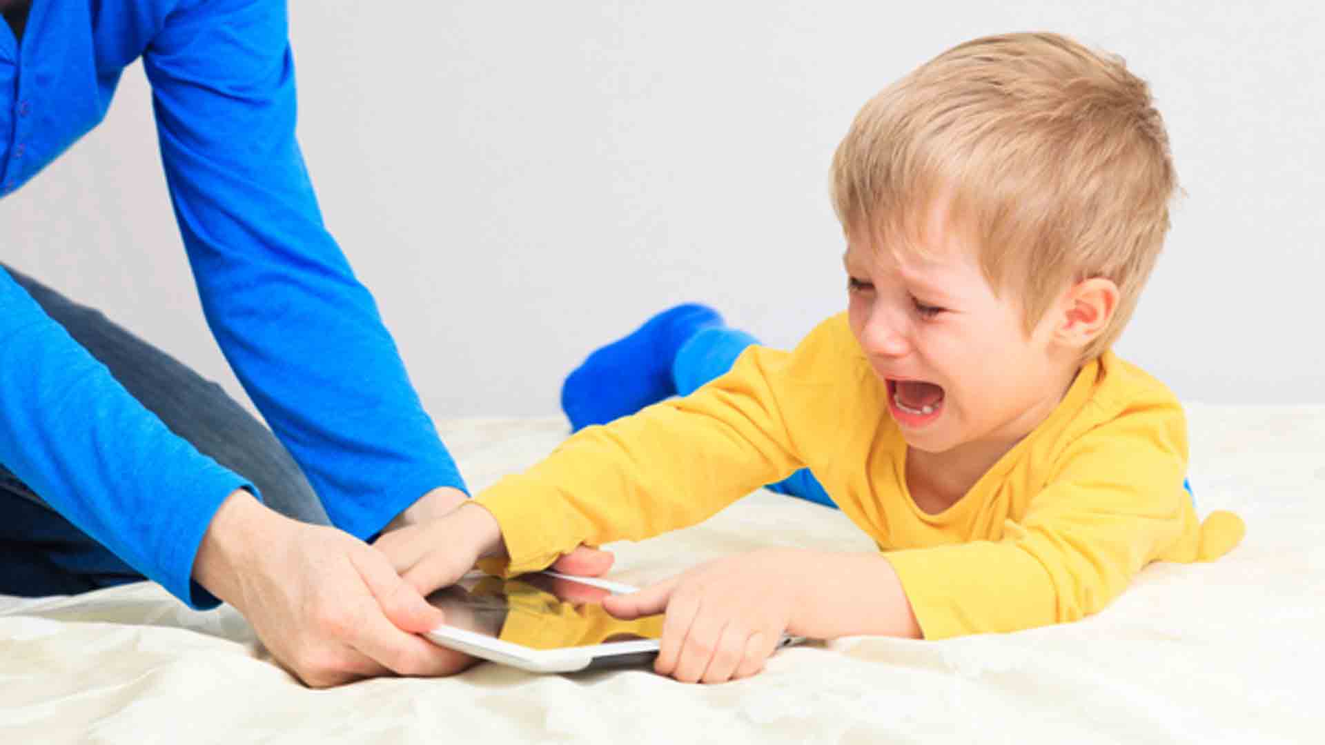 با اعتیاد کودکان به گوشی چه کنیم؟